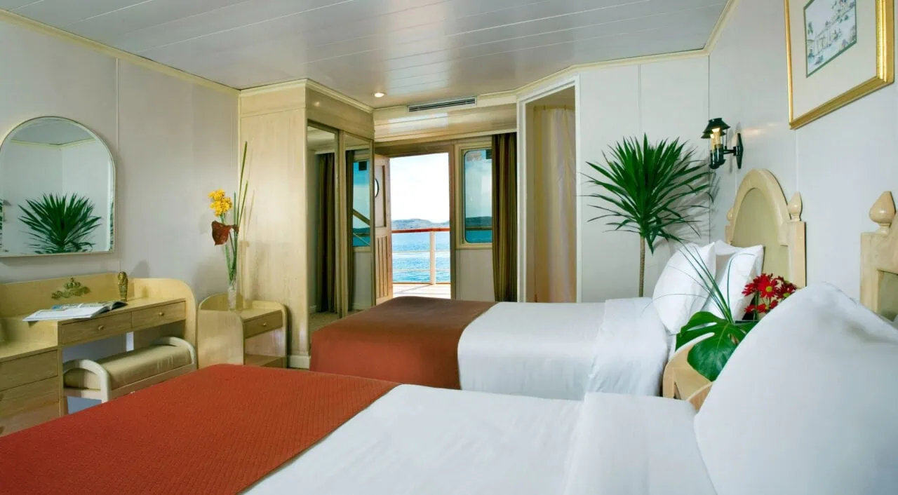 Cabine confortável no Mövenpick Prince Abbas com vista para o rio