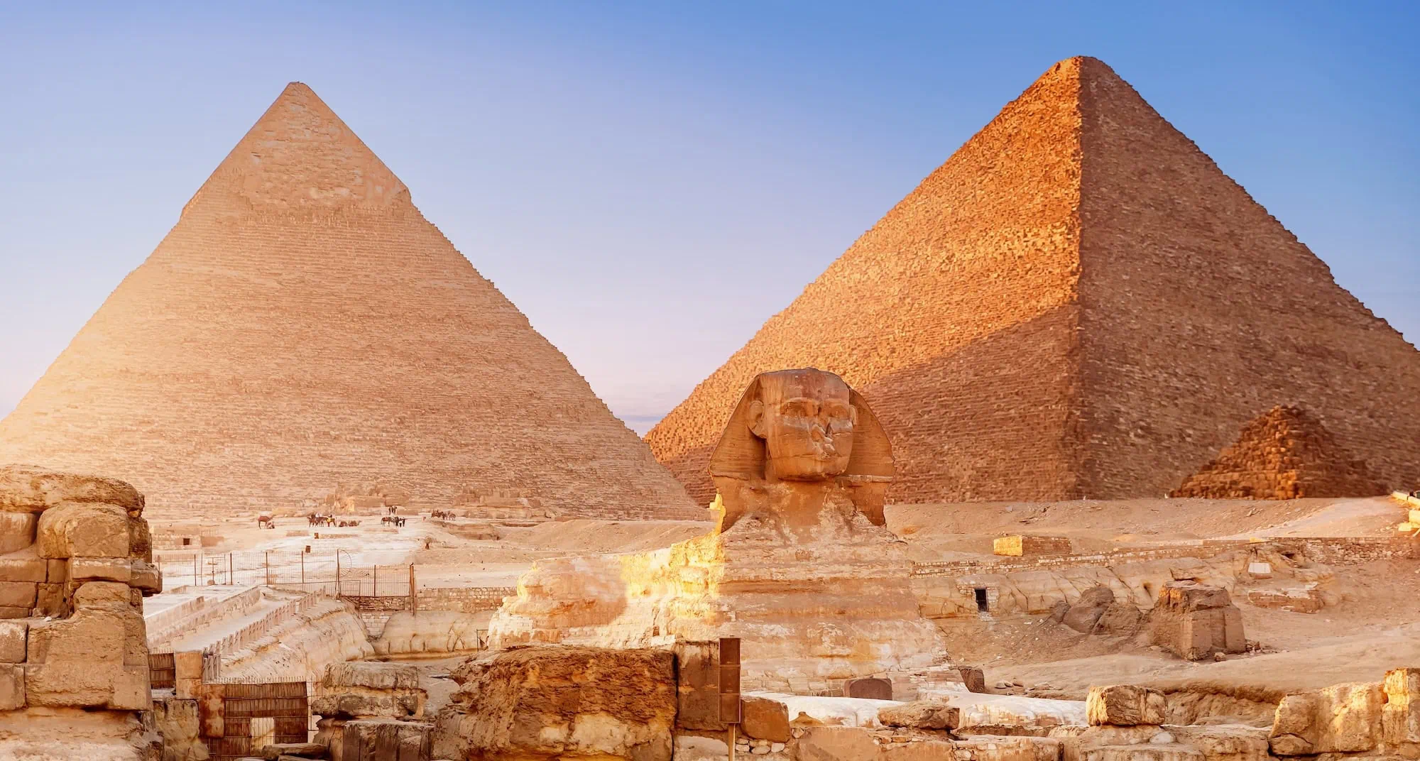 Le Grandi Piramidi di Giza e la Grande Sfinge nel sito archeologico del deserto