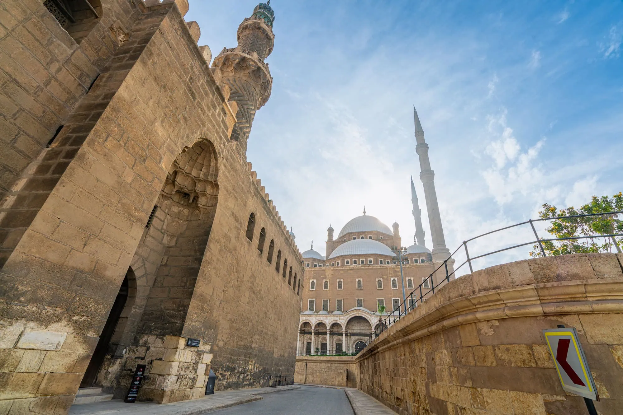 Vista arquitectónica de la Ciudadela de Saladino mostrando mezquita, minarete y muros de piedra con arte árabe