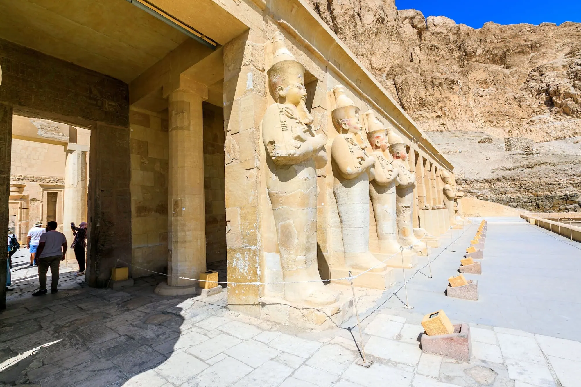 Estátuas e esculturas de faraó no Templo Mortuário da Rainha Hatshepsut