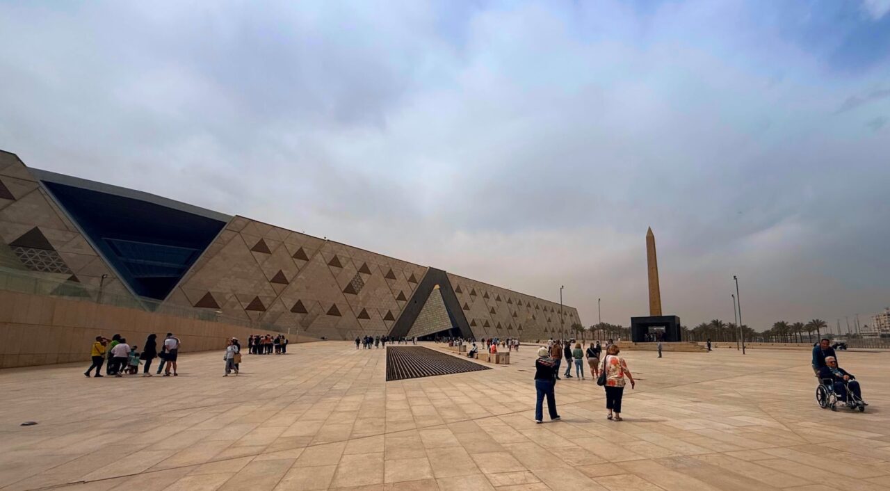 Vista exterior del edificio del Gran Museo Egipcio